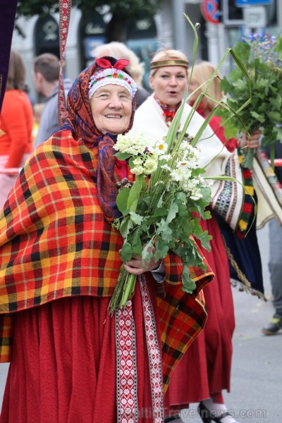 Dziesmu un deju svētku atklāšanas gājiens pulcē Rīgā visus Latvijas novadus (301-400) 226895