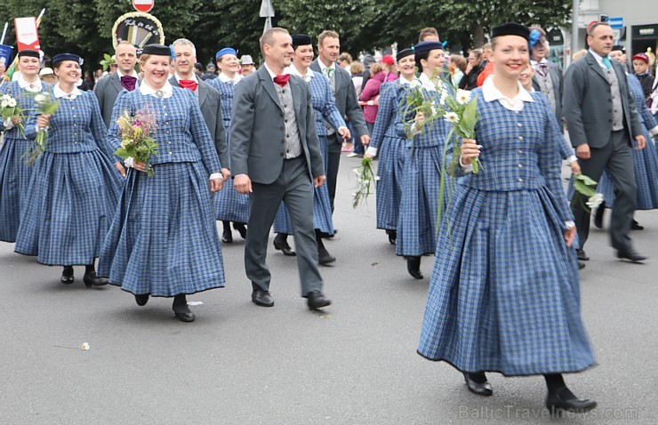 Dziesmu un deju svētku atklāšanas gājiens pulcē Rīgā visus Latvijas novadus (301-400) 226897