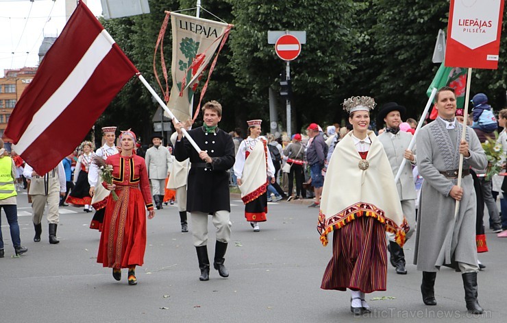 Dziesmu un deju svētku atklāšanas gājiens pulcē Rīgā visus Latvijas novadus (301-400) 226899