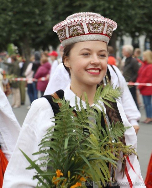 Dziesmu un deju svētku atklāšanas gājiens pulcē Rīgā visus Latvijas novadus (301-400) 226903