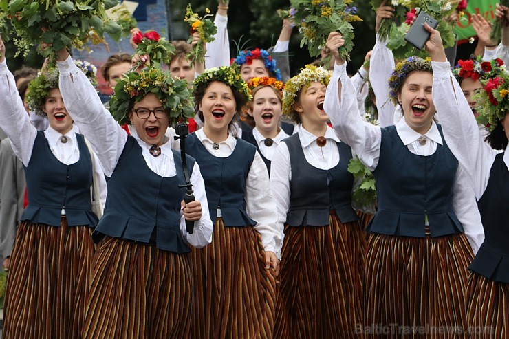 Dziesmu un deju svētku atklāšanas gājiens pulcē Rīgā visus Latvijas novadus (301-400) 226904