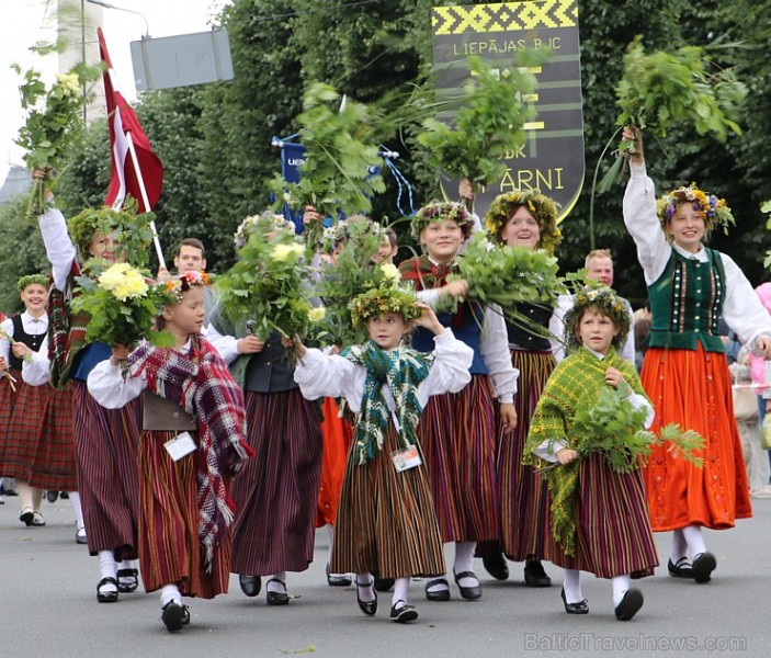 Dziesmu un deju svētku atklāšanas gājiens pulcē Rīgā visus Latvijas novadus (301-400) 226905