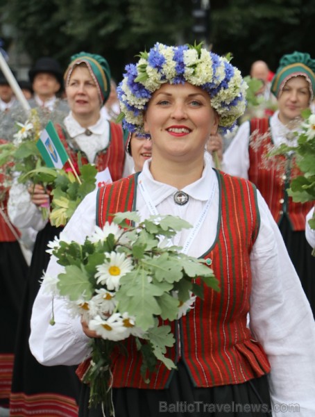 Dziesmu un deju svētku atklāšanas gājiens pulcē Rīgā visus Latvijas novadus (301-400) 226913