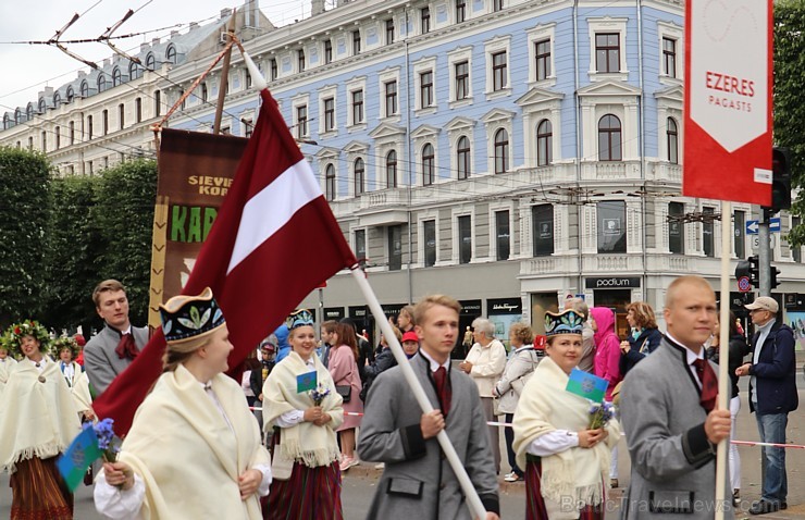 Dziesmu un deju svētku atklāšanas gājiens pulcē Rīgā visus Latvijas novadus (301-400) 226925