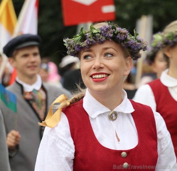 Dziesmu un deju svētku atklāšanas gājiens pulcē Rīgā visus Latvijas novadus (301-400) 226927