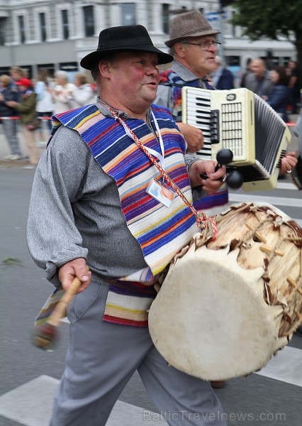 Dziesmu un deju svētku atklāšanas gājiens pulcē Rīgā visus Latvijas novadus (301-400) 226930