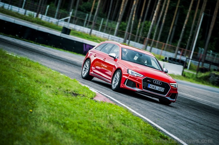 Travelnews.lv izmēģina Audi RS 3 un Audi RS 4 dinamiskās īpašības Biķernieku trasē 226847