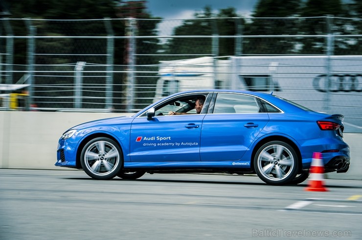 Travelnews.lv izmēģina Audi RS 3 un Audi RS 4 dinamiskās īpašības Biķernieku trasē 226851
