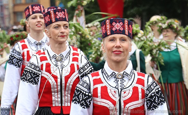 Dziesmu un deju svētku atklāšanas gājiens pulcē Rīgā visus Latvijas novadus (401-500) 226944