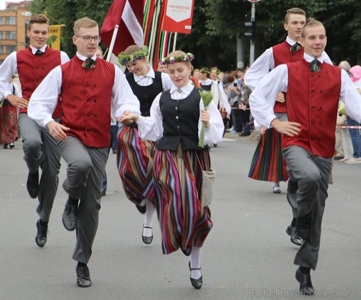 Dziesmu un deju svētku atklāšanas gājiens pulcē Rīgā visus Latvijas novadus (401-500) 226949