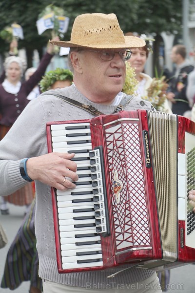 Dziesmu un deju svētku atklāšanas gājiens pulcē Rīgā visus Latvijas novadus (401-500) 227006