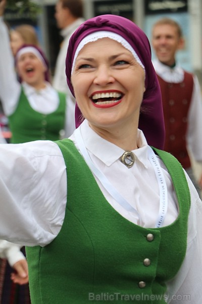 Dziesmu un deju svētku atklāšanas gājiens pulcē Rīgā visus Latvijas novadus (401-500) 227022