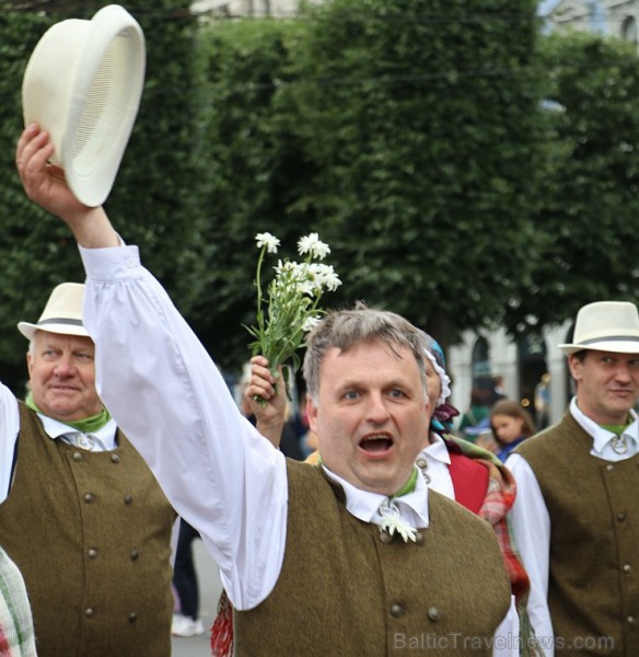 Dziesmu un deju svētku atklāšanas gājiens pulcē Rīgā visus Latvijas novadus (401-500) 227032