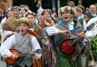Dziesmu un deju svētku atklāšanas gājiens pulcē Rīgā visus Latvijas novadus (401-500) 79