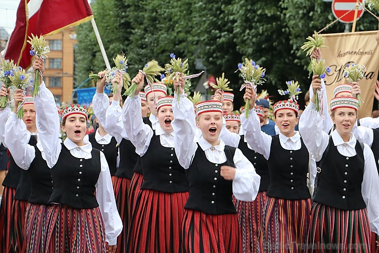 Dziesmu un deju svētku atklāšanas gājiens pulcē Rīgā visus Latvijas novadus (501-600) 227036
