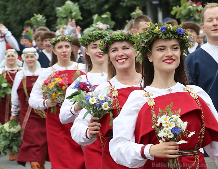 Dziesmu un deju svētku atklāšanas gājiens pulcē Rīgā visus Latvijas novadus (501-600) 227047