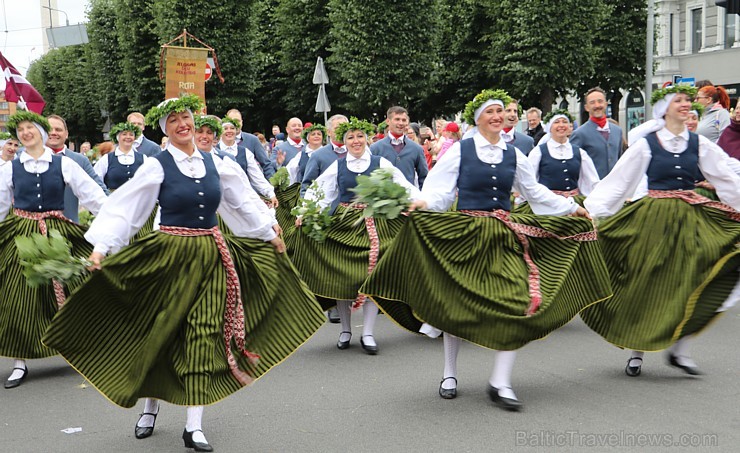 Dziesmu un deju svētku atklāšanas gājiens pulcē Rīgā visus Latvijas novadus (501-600) 227054