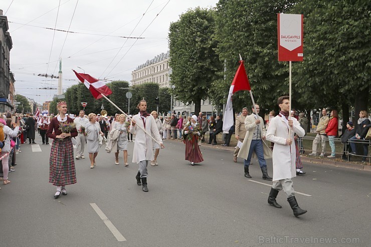 Dziesmu un deju svētku atklāšanas gājiens pulcē Rīgā visus Latvijas novadus (501-600) 227193