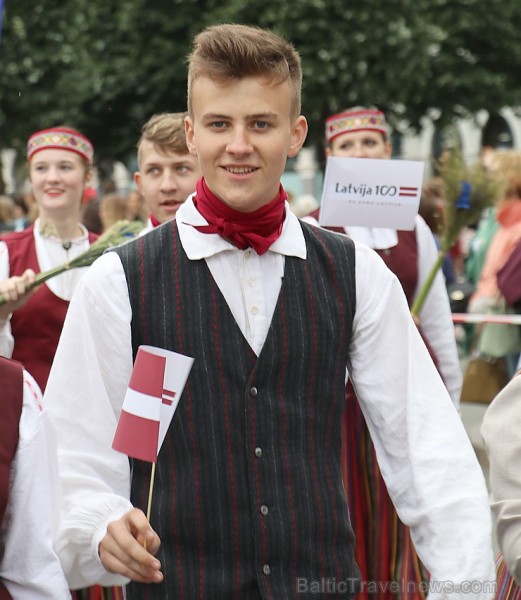 Dziesmu un deju svētku atklāšanas gājiens pulcē Rīgā visus Latvijas novadus (501-600) 227199