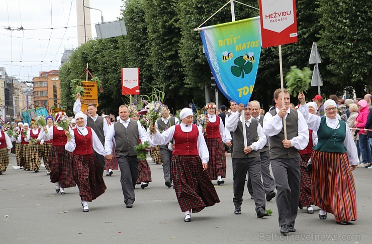Dziesmu un deju svētku atklāšanas gājiens pulcē Rīgā visus Latvijas novadus (601-700) 227217