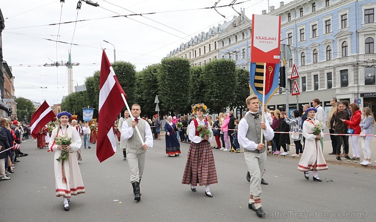 Dziesmu un deju svētku atklāšanas gājiens pulcē Rīgā visus Latvijas novadus (601-700) 227220