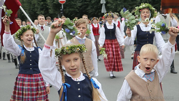 Dziesmu un deju svētku atklāšanas gājiens pulcē Rīgā visus Latvijas novadus (601-700) 227223