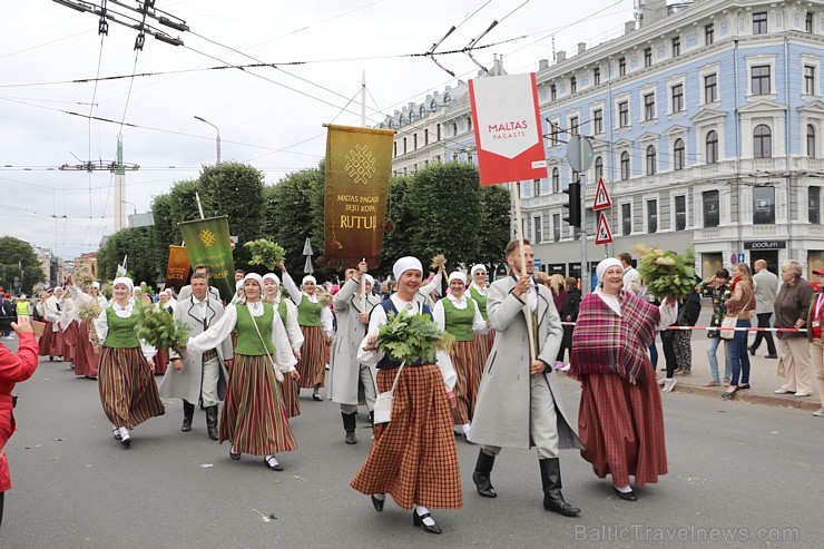 Dziesmu un deju svētku atklāšanas gājiens pulcē Rīgā visus Latvijas novadus (601-700) 227367