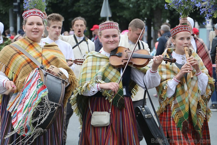 Dziesmu un deju svētku atklāšanas gājiens pulcē Rīgā visus Latvijas novadus (601-700) 227394