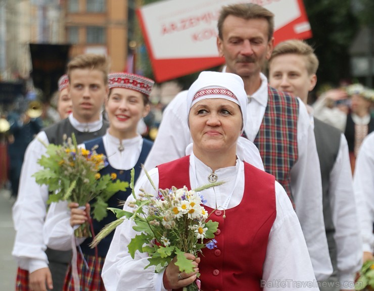 Dziesmu un deju svētku atklāšanas gājiens pulcē Rīgā visus Latvijas novadus (601-700) 227400