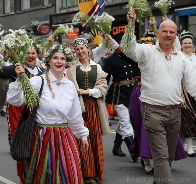 Dziesmu un deju svētku atklāšanas gājiens pulcē Rīgā visus Latvijas novadus (701-800) 227405