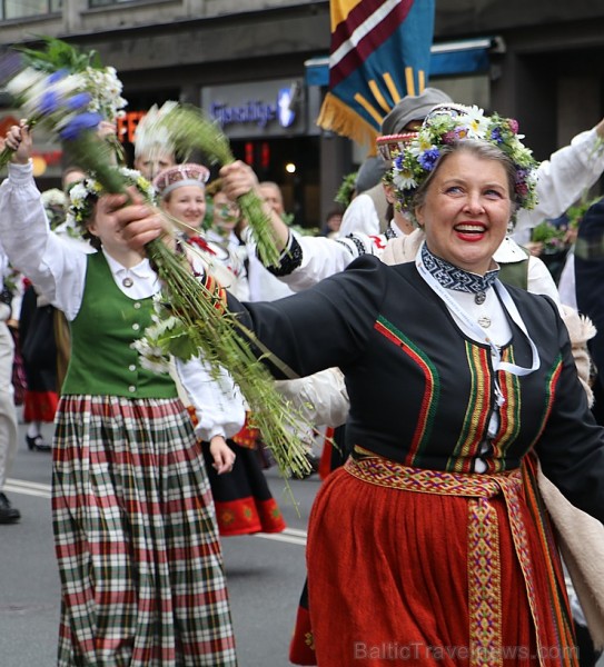 Dziesmu un deju svētku atklāšanas gājiens pulcē Rīgā visus Latvijas novadus (701-800) 227409
