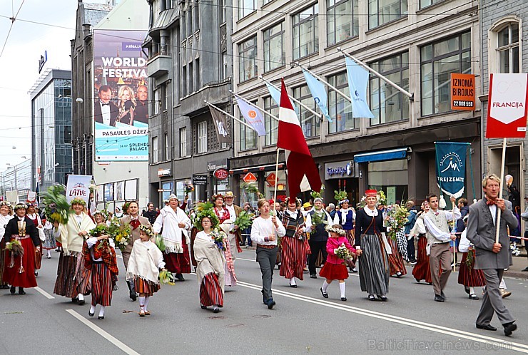 Dziesmu un deju svētku atklāšanas gājiens pulcē Rīgā visus Latvijas novadus (701-800) 227425