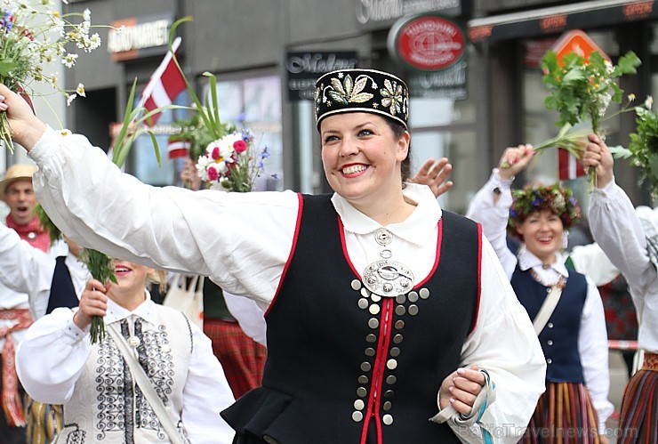 Dziesmu un deju svētku atklāšanas gājiens pulcē Rīgā visus Latvijas novadus (701-800) 227436