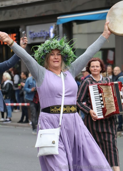 Dziesmu un deju svētku atklāšanas gājiens pulcē Rīgā visus Latvijas novadus (701-800) 227439