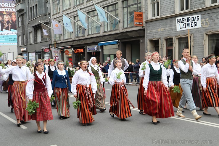 Dziesmu un deju svētku atklāšanas gājiens pulcē Rīgā visus Latvijas novadus (701-800) 227457