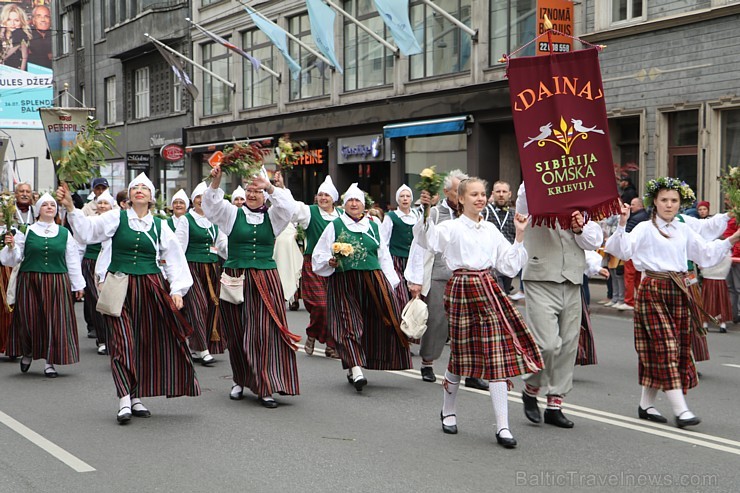 Dziesmu un deju svētku atklāšanas gājiens pulcē Rīgā visus Latvijas novadus (701-800) 227458
