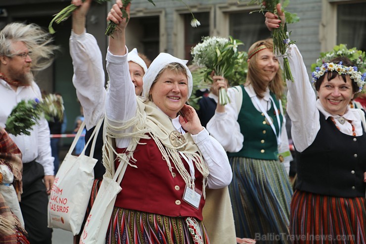 Dziesmu un deju svētku atklāšanas gājiens pulcē Rīgā visus Latvijas novadus (701-800) 227459