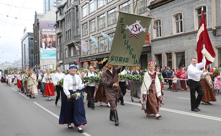 Dziesmu un deju svētku atklāšanas gājiens pulcē Rīgā visus Latvijas novadus (701-800) 227464