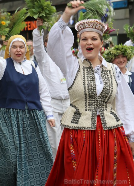Dziesmu un deju svētku atklāšanas gājiens pulcē Rīgā visus Latvijas novadus (701-800) 227465