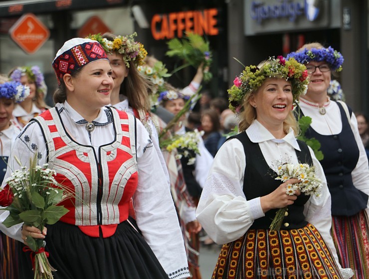 Dziesmu un deju svētku atklāšanas gājiens pulcē Rīgā visus Latvijas novadus (701-800) 227472