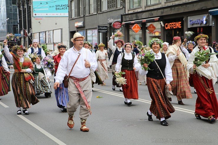 Dziesmu un deju svētku atklāšanas gājiens pulcē Rīgā visus Latvijas novadus (701-800) 227498