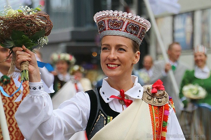 Dziesmu un deju svētku atklāšanas gājiens pulcē Rīgā visus Latvijas novadus (801-845) 227561