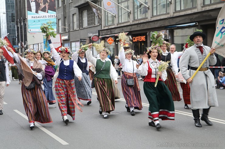 Dziesmu un deju svētku atklāšanas gājiens pulcē Rīgā visus Latvijas novadus (801-845) 227571