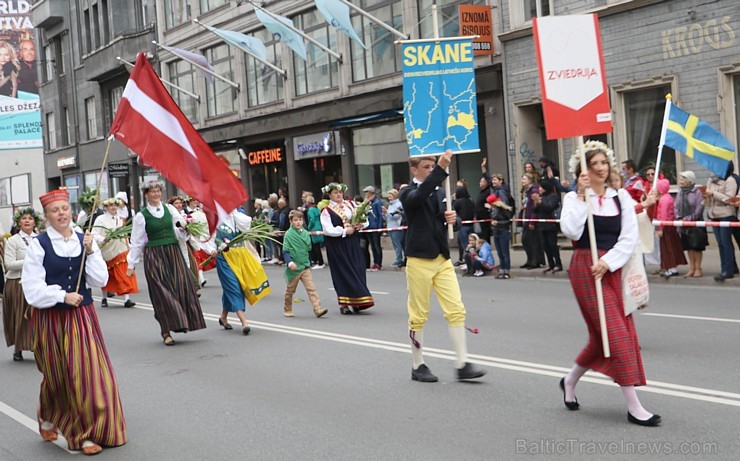 Dziesmu un deju svētku atklāšanas gājiens pulcē Rīgā visus Latvijas novadus (801-845) 227573