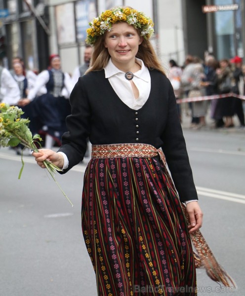 Dziesmu un deju svētku atklāšanas gājiens pulcē Rīgā visus Latvijas novadus (801-845) 227576