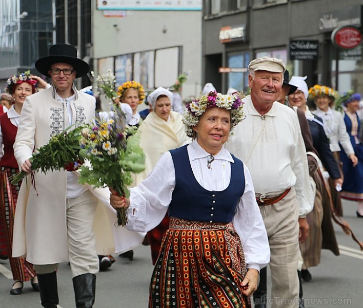 Dziesmu un deju svētku atklāšanas gājiens pulcē Rīgā visus Latvijas novadus (801-845) 227579