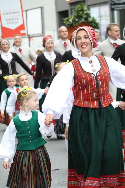 Dziesmu un deju svētku atklāšanas gājiens pulcē Rīgā visus Latvijas novadus (801-845) 227608