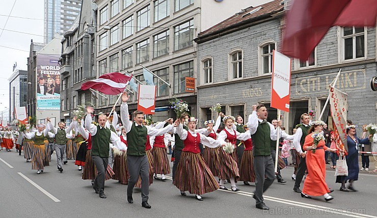 Dziesmu un deju svētku atklāšanas gājiens pulcē Rīgā visus Latvijas novadus (801-845) 227619