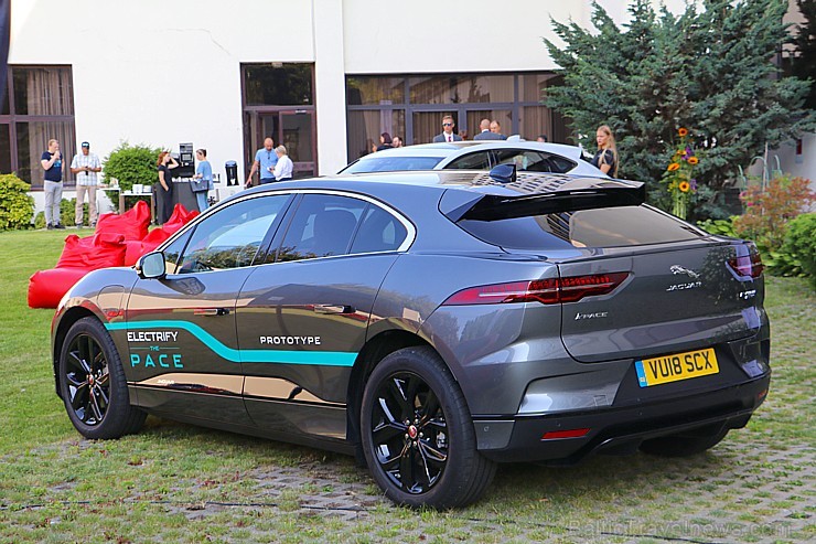 Pārdaugavas viesnīca «Radisson Blu Daugava Hotel» ar jauno pilnīgi elektrisko «Jaguar I-PACE» prezentē tiiko atklāto auto uzlādes staciju 228641