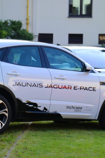 Pārdaugavas viesnīca «Radisson Blu Daugava Hotel» ar jauno pilnīgi elektrisko «Jaguar I-PACE» prezentē tiiko atklāto auto uzlādes staciju 228643